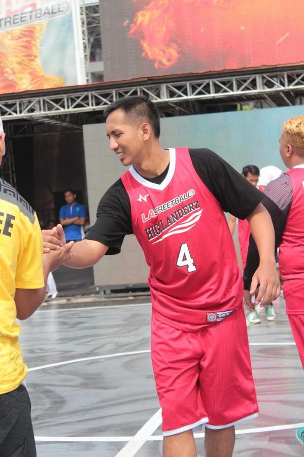 Coach <a href="/Novonsen/">..</a> ikut membantu tim Highlanderz krn Yogi Kurniawan ngga bisa hadir. #LASB2014_GF