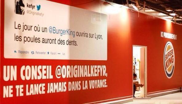 Bea_triceG's tweet photo. Pour son ouverture à Lyon, @BurgerKingFR répond à un twittos sur la façade du chantier.👍 http://t.co/0pul6zxUAr