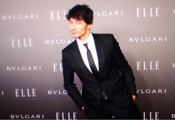 hrrrrro_____'s tweet photo. Y aquí está el anfitrión de la gala, ANDRÉS VELENCOSO 👍👏 #ELLEStyleAwards @onceudigital http://t.co/TlmDKXX4Tq