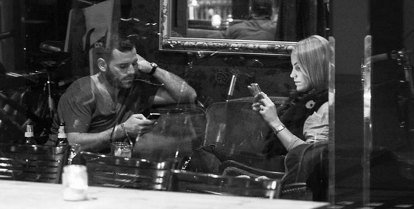 ThisIsRYOT's tweet image. These photos prove that smartphones are totally ruining human interaction: on.ryot.org/1uLxJJG