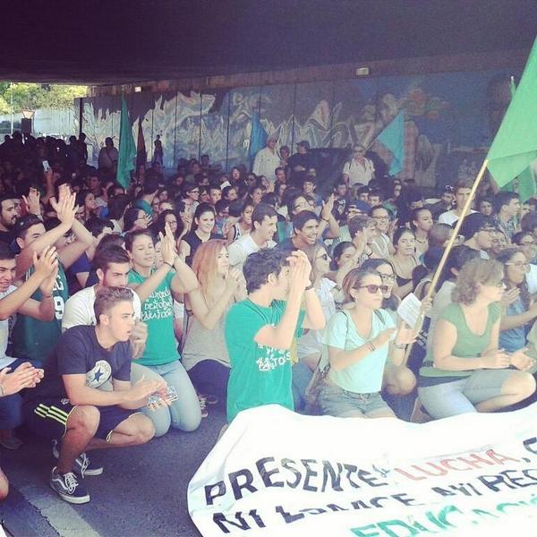 Anabelm19's tweet photo. Debajo del puente, Esta crisis no la pagamos!! @EstudianteJerez 23OCT LA LUCHA SIGUE CUESTE LO Q CUESTE!! http://t.co/XaEGJGBWkn