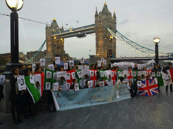 elimparcialcom's tweet photo. #FOTOGALERÍA El mundo es #Ayotzinapa http://t.co/MQQH7rGScr http://t.co/5G3oyMOWom