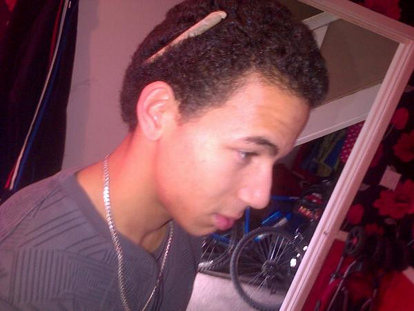 mazz_yo_'s tweet photo. My man be hidin all types of shit in his hair! Man be like here's one I prepared earlier! #bluepetershit http://t.co/ZU9CIzgwRm