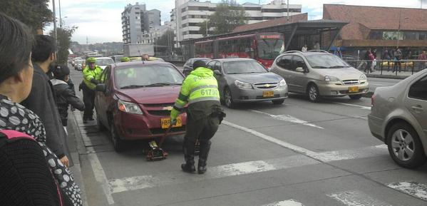 silveraomar's tweet photo. A falta de una grúa, y dado el trancón, policías apoyan a conductor en la Av. Suba, estación puente largo. http://t.co/C2utgBOo4n