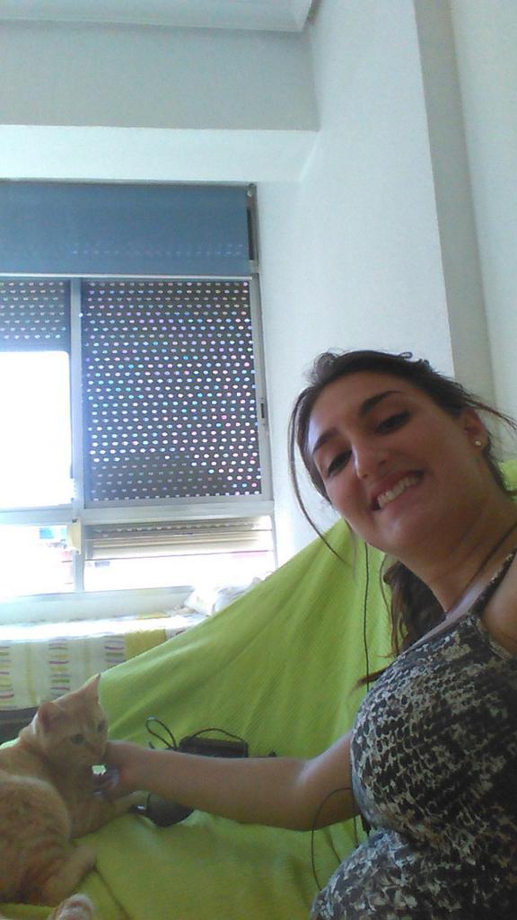 MariaGonz95's tweet photo. Haciendo deberes en compañía de esta preciosidad :) ya que @criispalomares se ha quedado dormida jajaja http://t.co/nDz899oYPw
