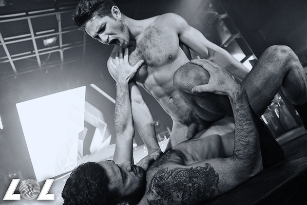 TarekDelMoreno's tweet photo. Dato Foland y Jonathan Best in Action on stage By me in one of the best clubs in Madird LOL Gay Club(1) @FolandDato http://t.co/q2x7mnxQuC