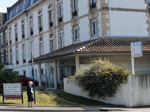 20Minutes's tweet photo. Orthez: La maternité arrête définitivement les accouchements http://t.co/FvlpUZAbjE http://t.co/sxQkWzNSA5