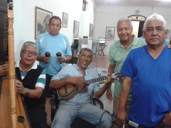 ConJerez's tweet photo. Cultores y Cantores de Siempre en #14aniversario de @Onda1045FM casa de  Eustoquio Gómez de @cortubar http://t.co/0AV7TvzXq2