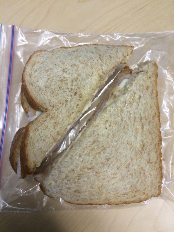 aplacke0129's tweet photo. 100% inferior to the sideways sandwich cut #anglecut #toomuchcrust http://t.co/wX8P9nCcvB