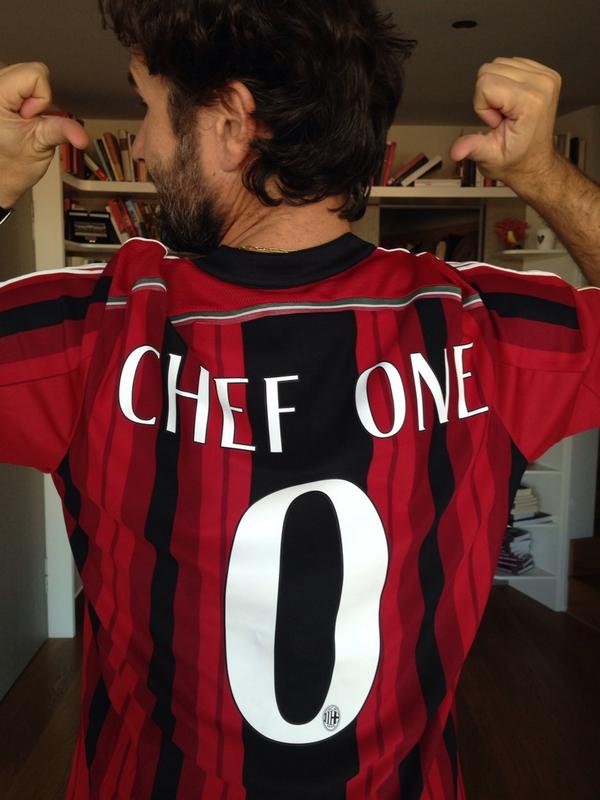 craccocarlo's tweet photo. Non di solo cibo vive l'uomo... #alwaysacmilan #cheffone  @acmilan http://t.co/mAqvRJRDgn