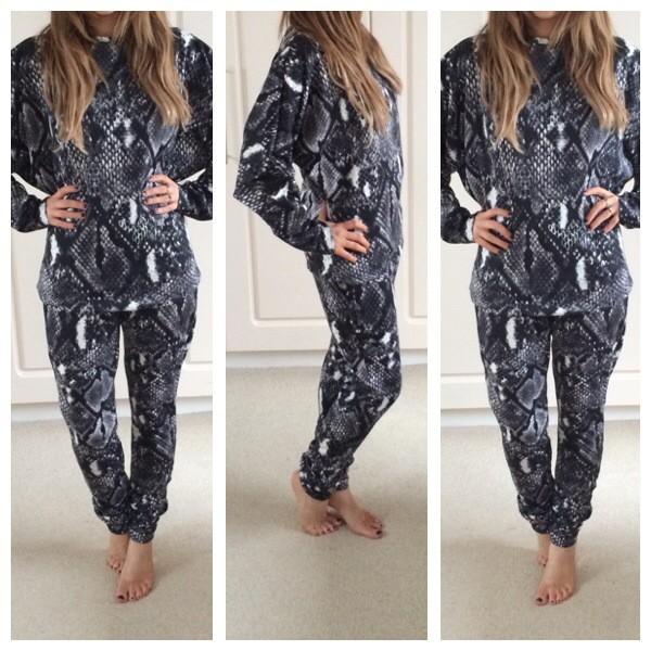 BespokeBoux's tweet image. Snake Print Set in Charcoal Grey.. 💜✂️