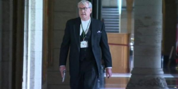 Video shows sergeant-at-arms moments after shooting dead #Ottawa attack gunman  bbc.in/1uKNAbn