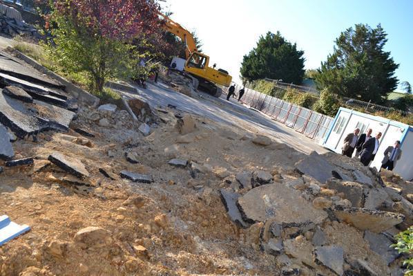 kenan_kiran's tweet photo. Üsküdar'da beton alana "Neden cami yapılıyor?" diye eyLem yapıyorlar! http://t.co/ylhamNU2Tb