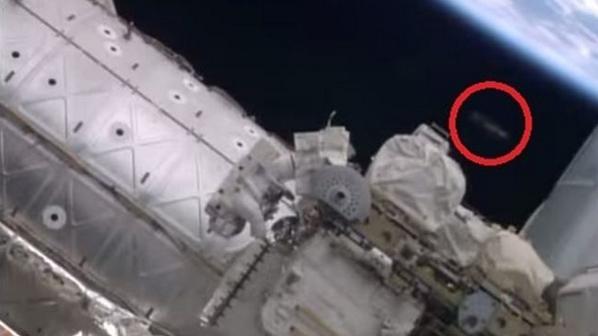 lanuevaespana's tweet photo. Observan un OVNI durante un paseo espacial en la ISS http://t.co/FRflT3yfA3 http://t.co/4qoxoSTaOa