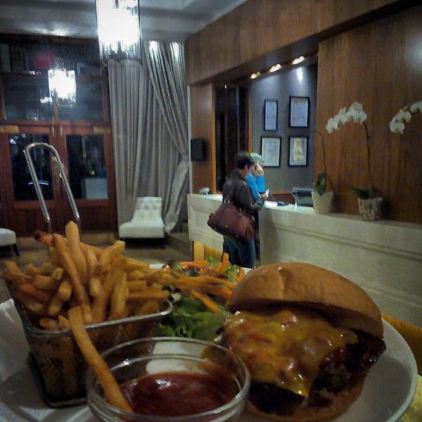 jamescapetown's tweet photo. @winchestermansi #Bacon/#cheese #burget avec frites (R95!) #travel #meetsouthafrica #lovecapetown #tourismwc http://t.co/GVWIOYXuLV