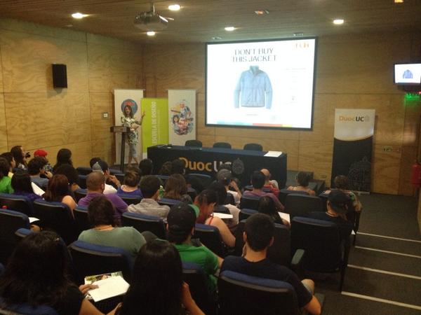 Eva de Vries presentando la guía de comunicación verde en #5dD2014 <a href="/fundacionchile/">Fundación Chile</a> <a href="/patagoniaCHL/">Patagonia Chile</a> <a href="/DisenoDuocUC/">Diseño DuocUC</a>