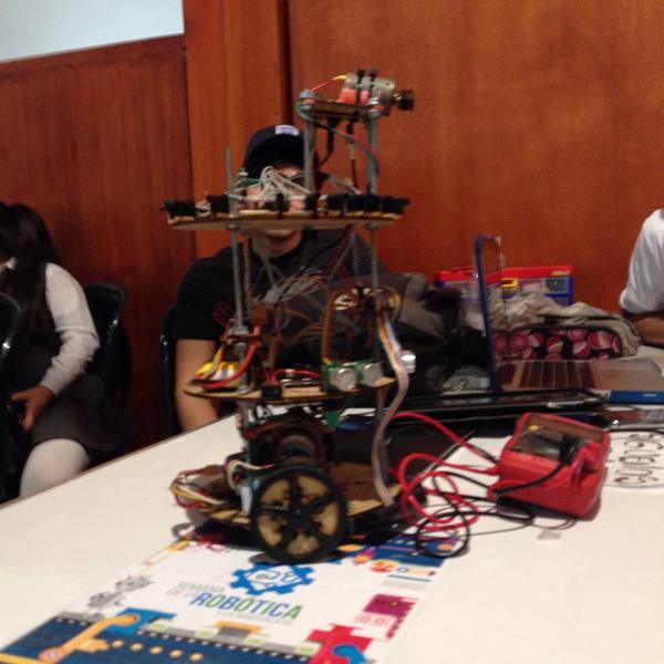 elcolombiano's tweet photo. Ellos son @GEMRobotics de la Escuela de Ingenieros de Antioquia, sacan el pecho por el departamento. #Twittercrónica http://t.co/qGrnyvgfw3