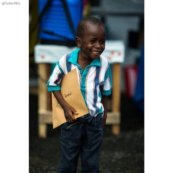 TuiterHits's tweet photo. Patrick, de 6 años, con el certificado que acredita que ha superado el Ébola. Su sonrisa vale por mil palabras. http://t.co/aIvnNIQqPF
