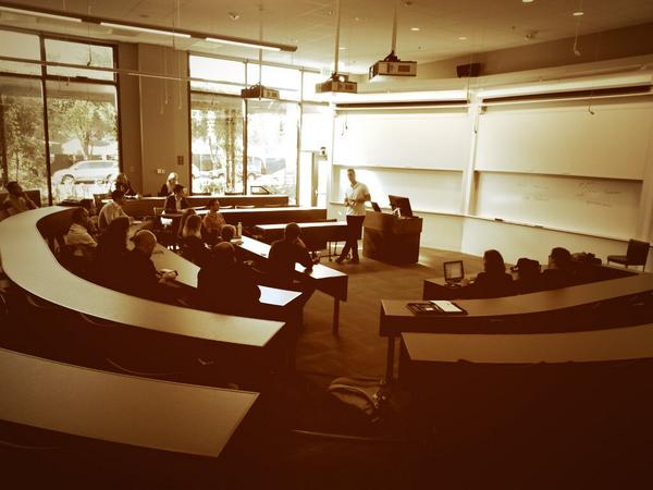 suus_hartog's tweet photo. Co-founder of @Datafox @bastiaanjanmaat about the Ecosystem of #Stanford @StanfordBiz #HitV14 #startups http://t.co/XM7yNrEWxJ