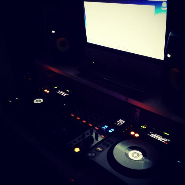 billyruttsmusic's tweet photo. Recording #finaldestination002
Massive tracks in store!
Sat 25th Oct @AfterhoursFM 3pm (UK) 4pm (CET) 11pm (EST) http://t.co/RA8NSdQwSq