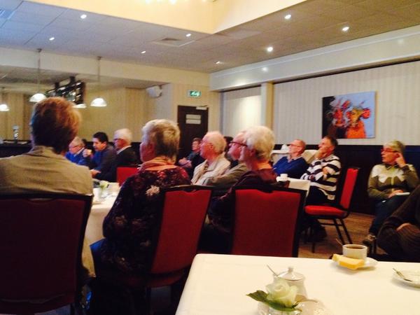 Veel belangstelling in <a href="/hetwapenvanens/">Het wapen van Ens</a> vanuit het dorp voor de overhandiging #dorpsvisie #Ens aan wethouder.