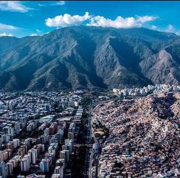 Leonardo_Padron's tweet photo. Dos Caracas que se miran frente a frente: La Urbina-Petare. La realidad polarizada. http://t.co/yI1pqR7ZoH