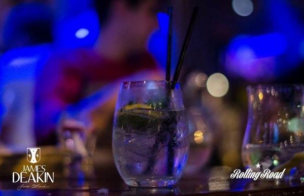 RestoBaresOK's tweet photo. Salís de trabajar y te pedís un #GinTonic bien helado en @RollingRoadRos http://t.co/tazdd3SPHv #Jueves #AfterOffice http://t.co/0ejSwppB0j