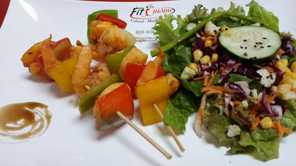 sergiocarlo's tweet photo. Mi comida de hoy... Brochetas de Camarones y Ensalada del Huerto de @fitcuisinedr 😬😬 http://t.co/pAbpJfusVT