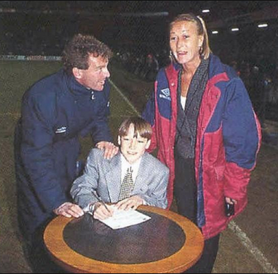 FootballFunnys's tweet photo. A 14-year-old John Terry signs his first contract at Chelsea on the pitch at Stamford Bridge with his Mum. http://t.co/iJV3na7IfS