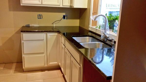 FlawlessKitchen's tweet photo. #Ubatuba #granite #portsmouthRI #naturalstone #brazillian #stone #remodel @PortsmouthRI http://t.co/ROkQazknS1