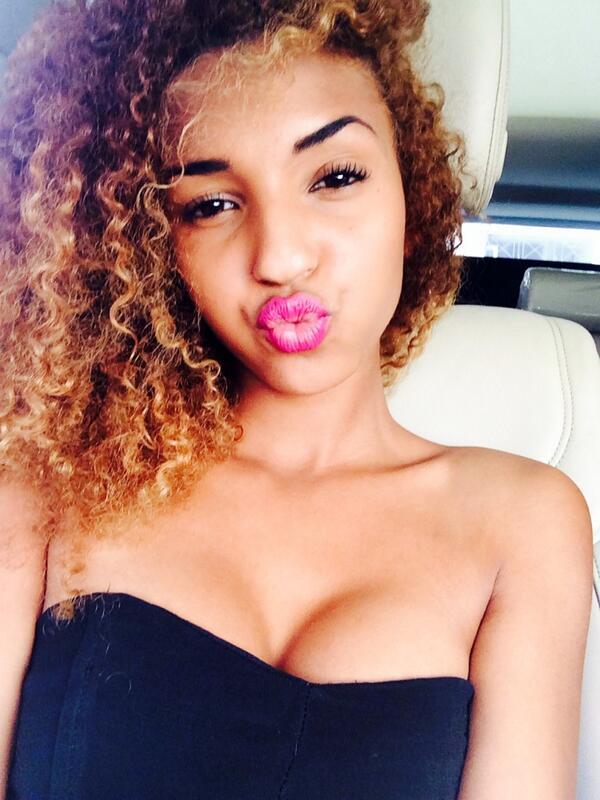 PostBadSenegal's tweet photo. Jolie sénégalaise @BabeKlo http://t.co/oYaq6DHfkL