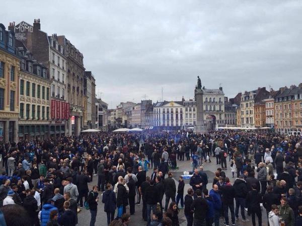 WiLOSC's tweet photo. On a pas entendu les anglais du match ! Ils sont venu pour visiter et boire et saccager la grand place 😂😂😂 #LOSCEFC http://t.co/MS3eE3U66n