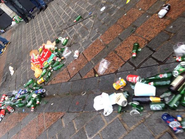 WiLOSC's tweet photo. On a pas entendu les anglais du match ! Ils sont venu pour visiter et boire et saccager la grand place 😂😂😂 #LOSCEFC http://t.co/MS3eE3U66n