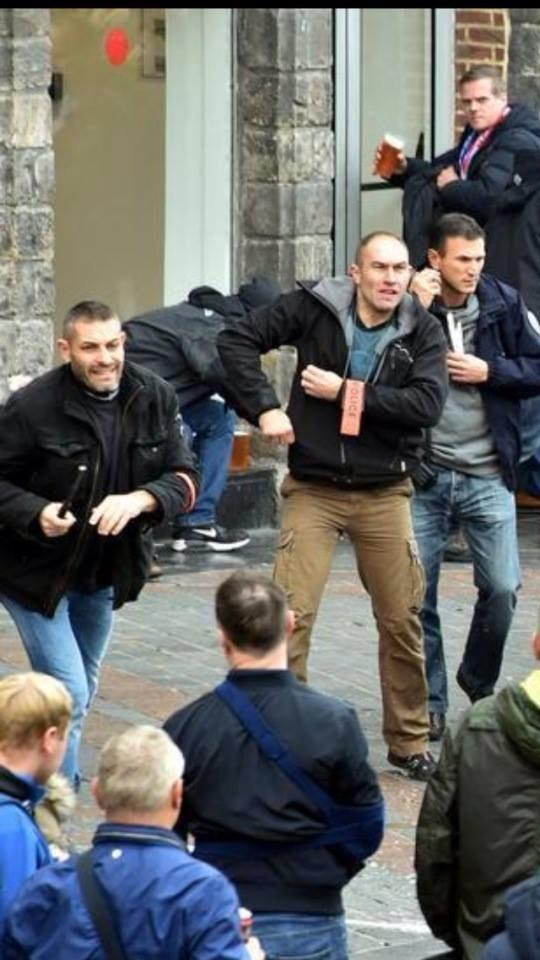 E_Lens_1994's tweet photo. Les voyous du football ! #ACAB #LOSCEVERTON #LOSCEFC http://t.co/MFVTfrRnyJ