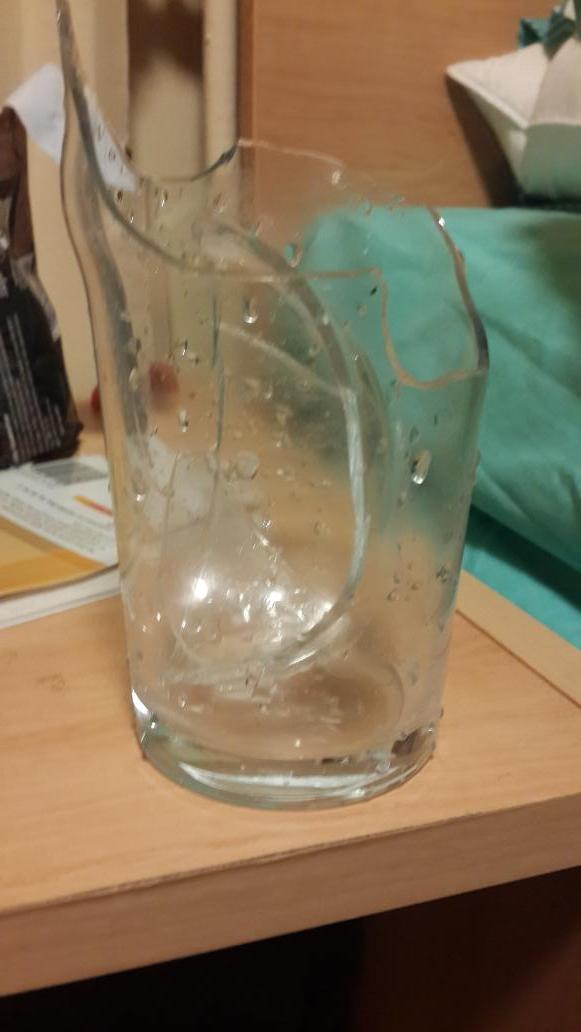 minaeshi's tweet image. Just fell over a completely flat surface and broke the only glass I owned #studentlyf #twoleftfeet 😪