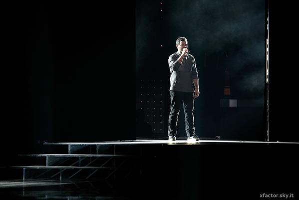 XFactor_Italia's tweet photo. #Mario canta la stupenda “E non andar più via” di Lucio Dalla… brividi ovunque! #XF8 #XF8Live http://t.co/KLqMHwVVB8
