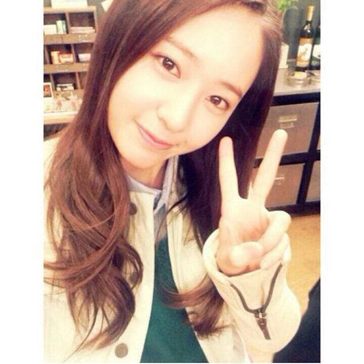 Happy birthday to f(x) maknae Jung Soo Jung k.a Krystal Jung! Wish u all the best girl  