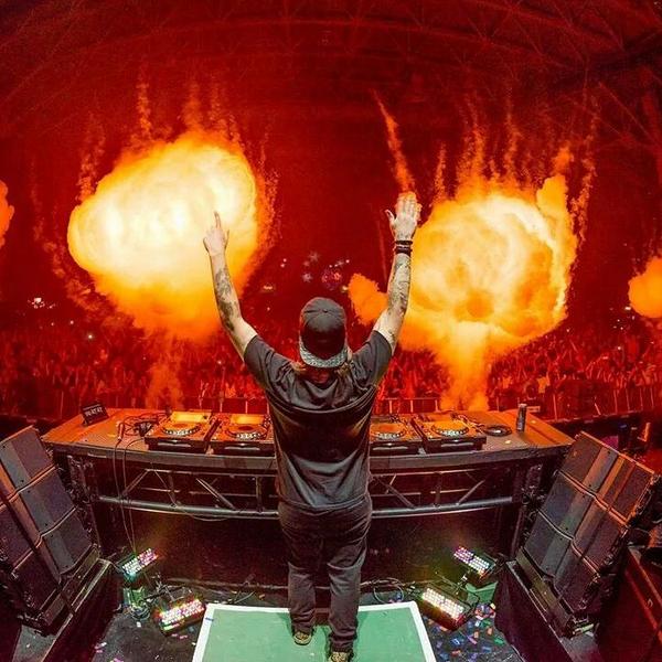 steveangellotor's tweet photo. It was exactly 300 days ago today @SteveAngello played his last show in Toronto at @SolarisFestival, please come back http://t.co/NVsrdA1FTe
