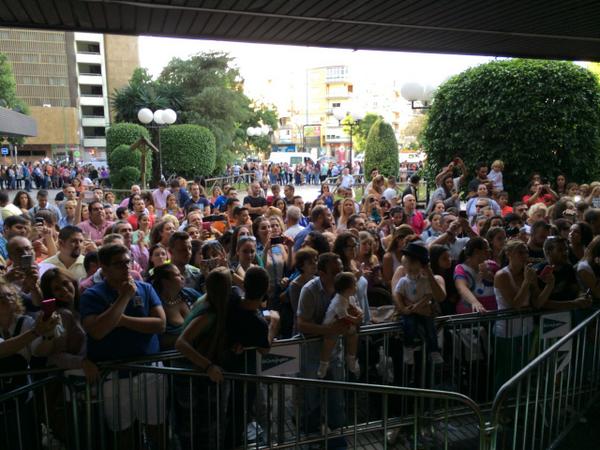 elbarrioficial's tweet photo. Más de tres horas en la firma de discos de #HijoDelLevante hoy en @elcorteingles. ¡Gracias Sevilla! http://t.co/7ZDkN5engB