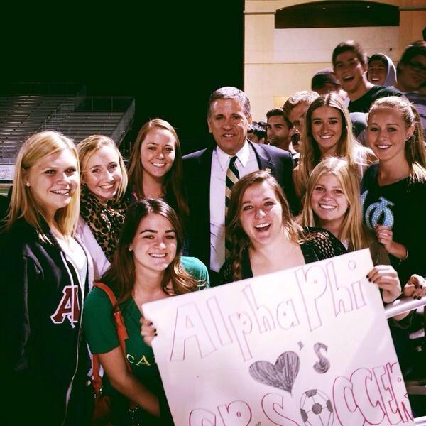 Katharine0206's tweet image. RT @lisamayy: Even though we lost we still got a pic with @CPPrezArmstrong! APHI ❤️s soccer!
