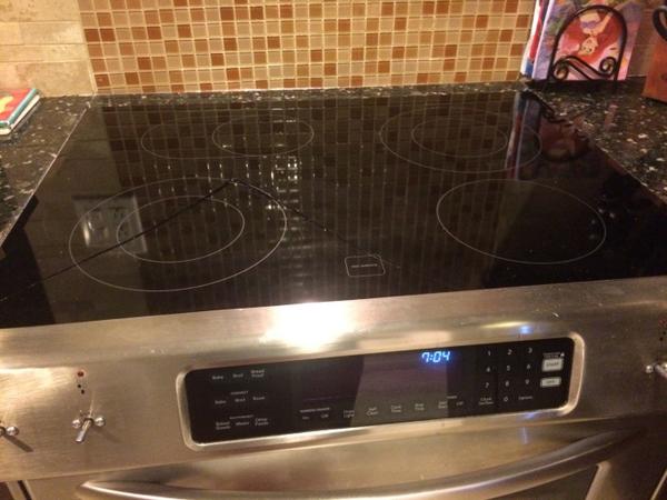 fpmiami's tweet image. My sister's $3000 @KitchenAidUSA range oven cracked and costs $600 to repair!!! do not recommend. #qualityfail