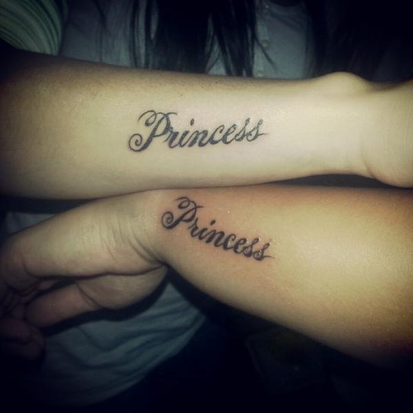 NoeliaaBravo's tweet photo. @Maria_vks @OutfitsES aiiii joooo yo lo quierooo gordaaaaaa!! Es ideaal, nos viene que ni pintaaoo http://t.co/AEOS15Owun