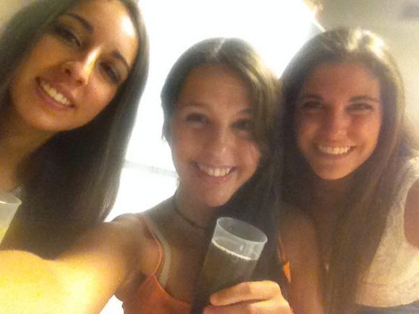 NatPresas's tweet photo. Echo mucho de menos a dos de mis mejores amigas @merixms @dalvarezb17 http://t.co/9y6D1VffEd