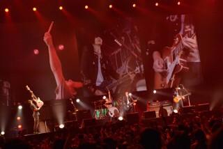 and_bump's tweet photo. 大事なものが大事だった事 赤く腫れた目 掠れた声
ああ ああ
映った人は知っているよ

【Smile】 http://t.co/Z7eSTe5e4X