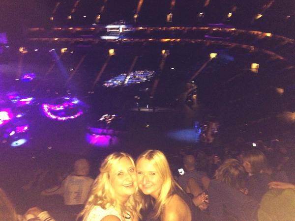 TMP_90's tweet photo. @ladygaga at the O2 was beyond amazing!!! Even took my @Selfiepod to get some photos.  #artRAVELondon @kellie_poole http://t.co/3bjCfbwmKw