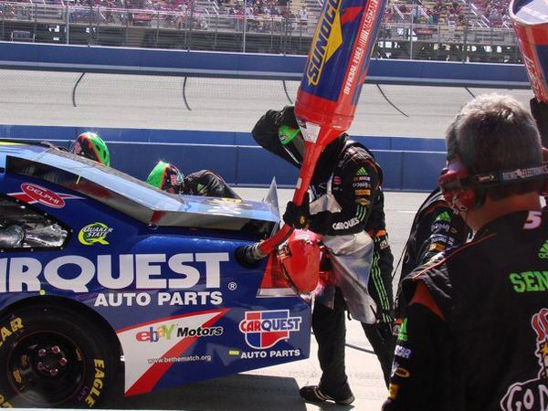 SunocoRacing's tweet photo. Travis was recruited as a catch can man, He's pitted for the 5, 88 & 24, & won the Pit Crew Challenge in 2010. #MBTFC http://t.co/iQp8TYGHen
