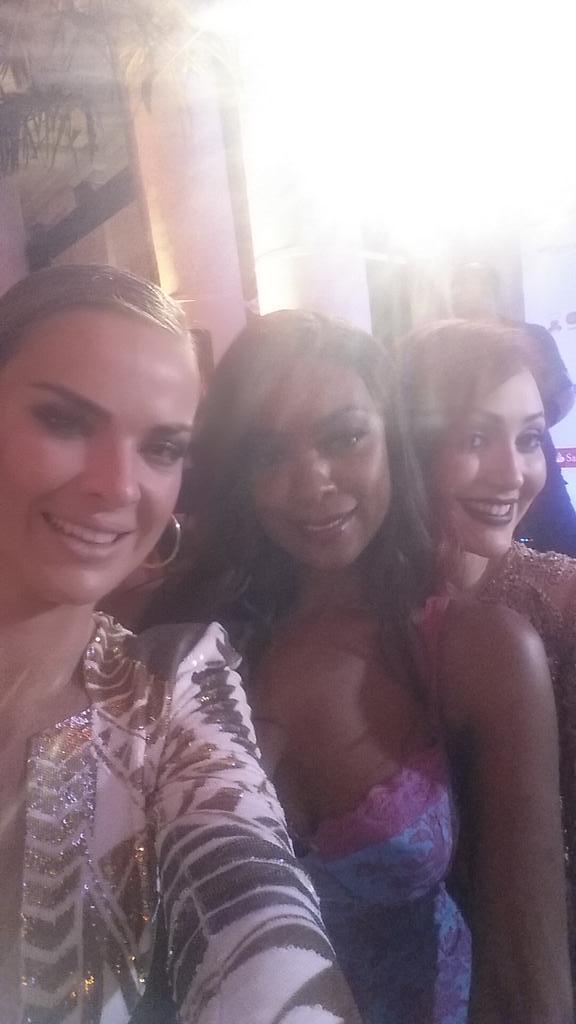 lebirk's tweet photo. Eu e as meninas no prêmio veja comer e beber. http://t.co/H22YNoPfIH
