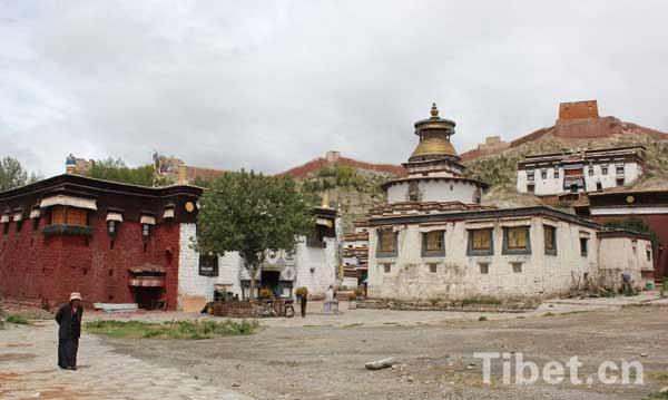 tibetol's tweet photo. Magnificent Palcho Monastery in Tibet http://t.co/WfBZhbyWU8 http://t.co/z5YKt0xHZk