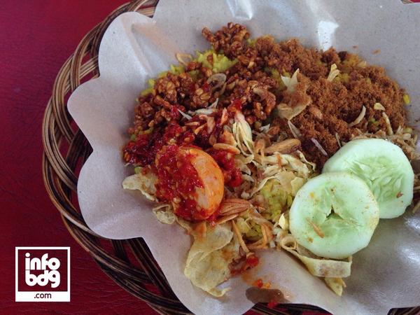 infobdg's tweet photo. Bagi min :9 RT @infobdgkuliner: Abis lari pagi emang paling enak sarapan nasi kuning dpn Gor Saparua #infoBDGkuliner http://t.co/waaaKWDqNn