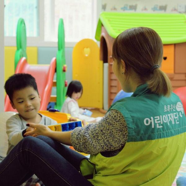 3년전만난 승부는
스트레스로 머리털도 빠지고
걷지도, 말도 못했는데..
시간이 지나며
머리털도 무성해지고
씩씩하게 뛰놀고
말도잘하는 사랑스런 아이가 되었다.
함께 블럭놀이를 하며 든마음.
사랑은 기적을 낳는다.